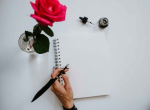 persona dibujando sobre un cuaderno
