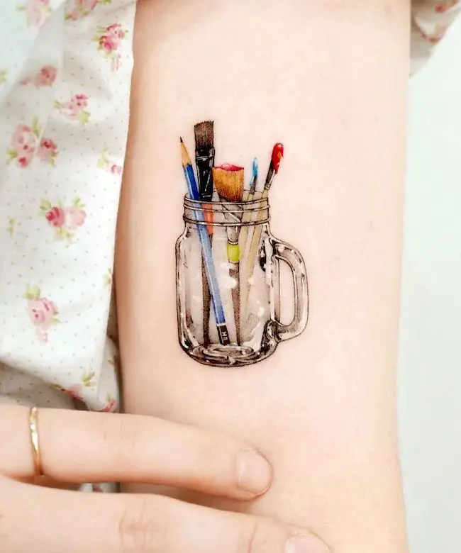 Tatuajes con pinceles, paletas y pinturas